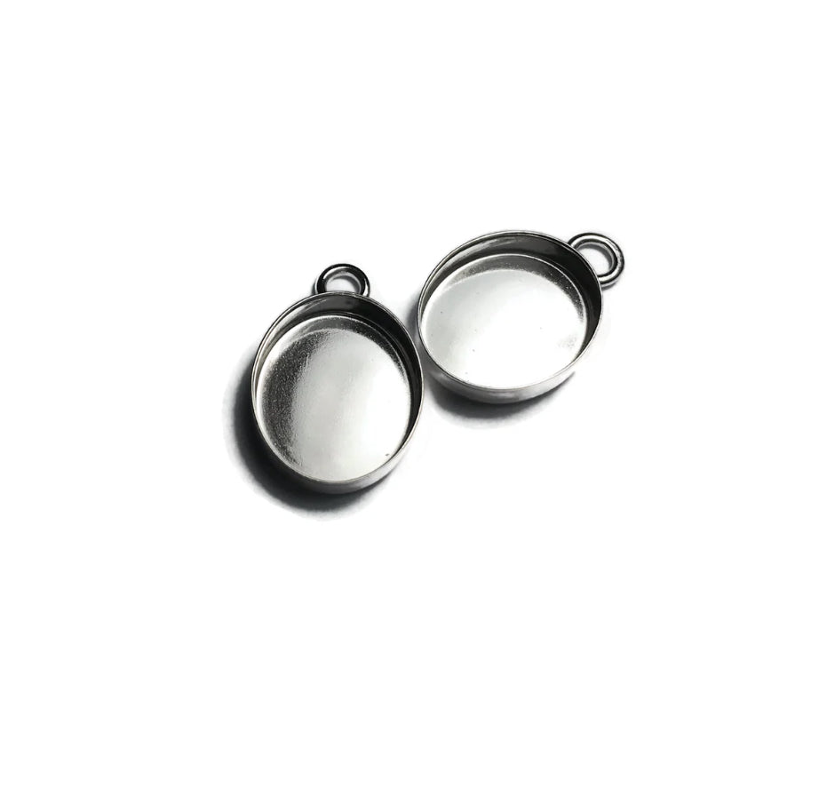 silver circle/oval pendant